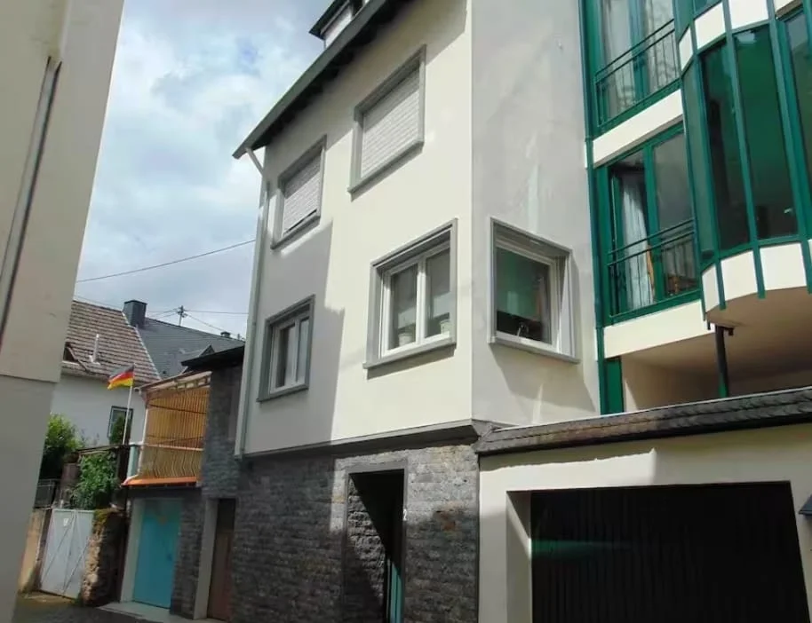 Ferienwohnung Ella im Hof - Außenansicht mit Balkon und Garage
