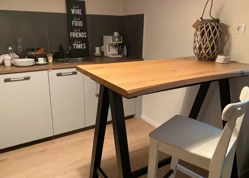 Ferienwohnung Ella im Hof - Küche mit Esstisch am Fenster