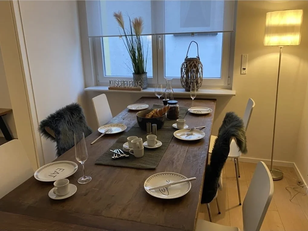 Ferienwohnung Ella im Hof - gedeckter Esstisch