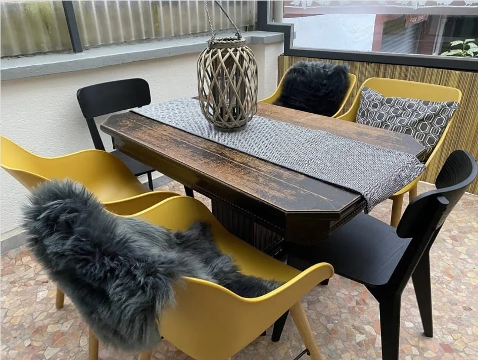 Ferienwohnung Ella im Hof - überdachte Terrasse mit Sitzgruppe