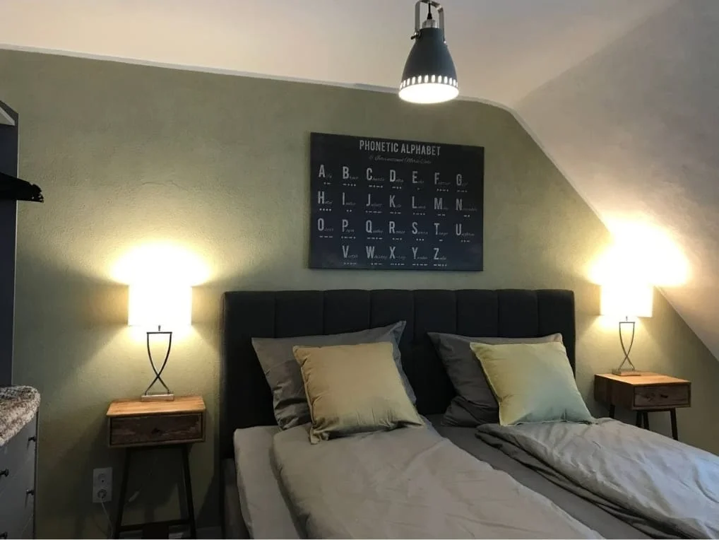 Ferienwohnung Ella im Hof - Schlafzimmer mit Doppelbett (grüne Wand)