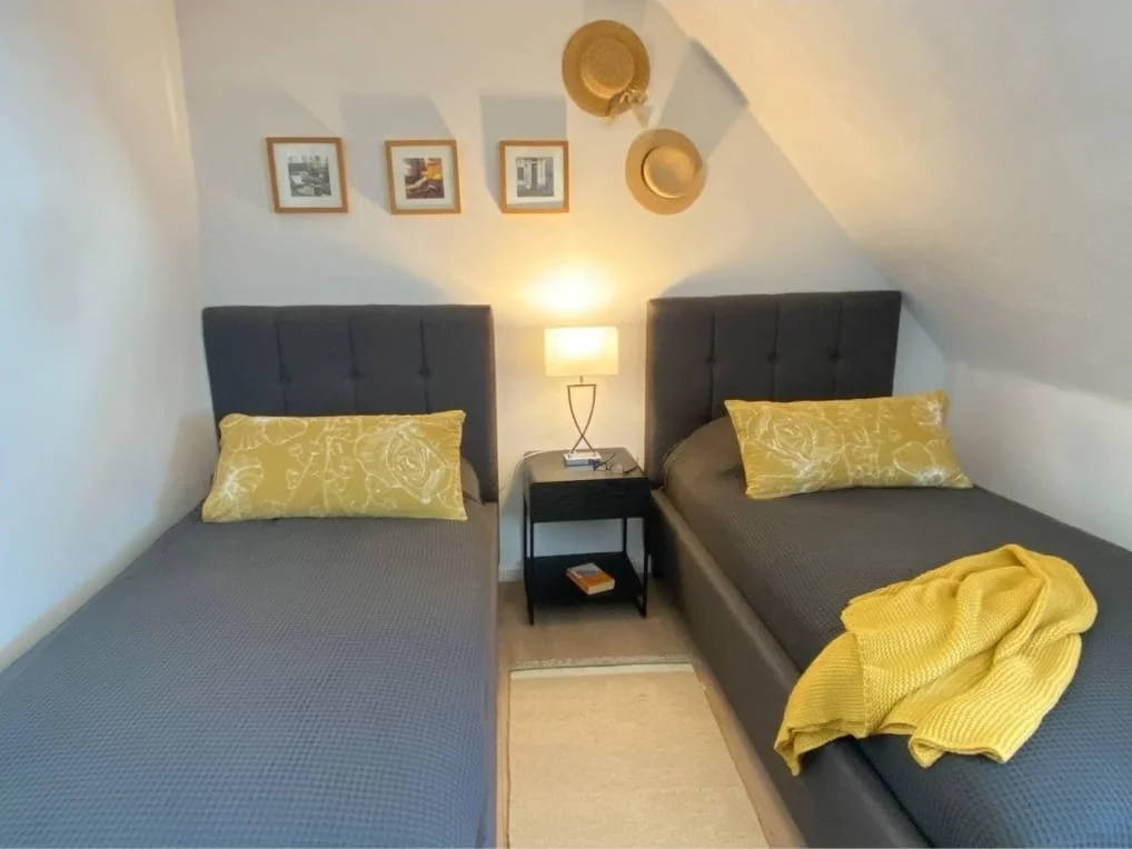 Ferienwohnung Ella im Hof - Schlafzimmer mit zwei Einzelbetten